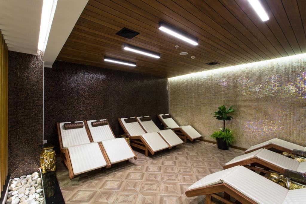 Кадър от MICHELL HOTEL – ADULTS ONLY (+16)