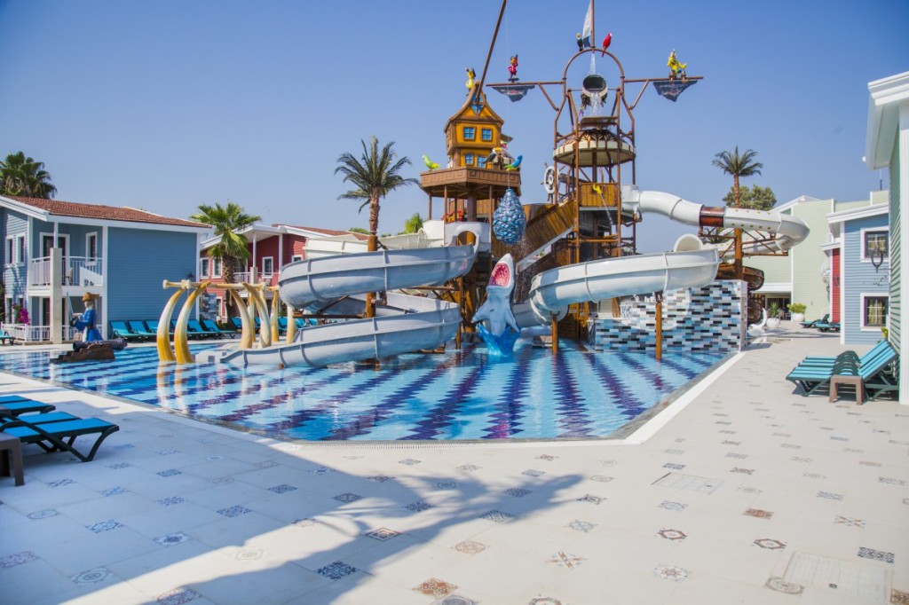 CRYSTAL CLUB WORLD OF COLOURS RESORT & SPA