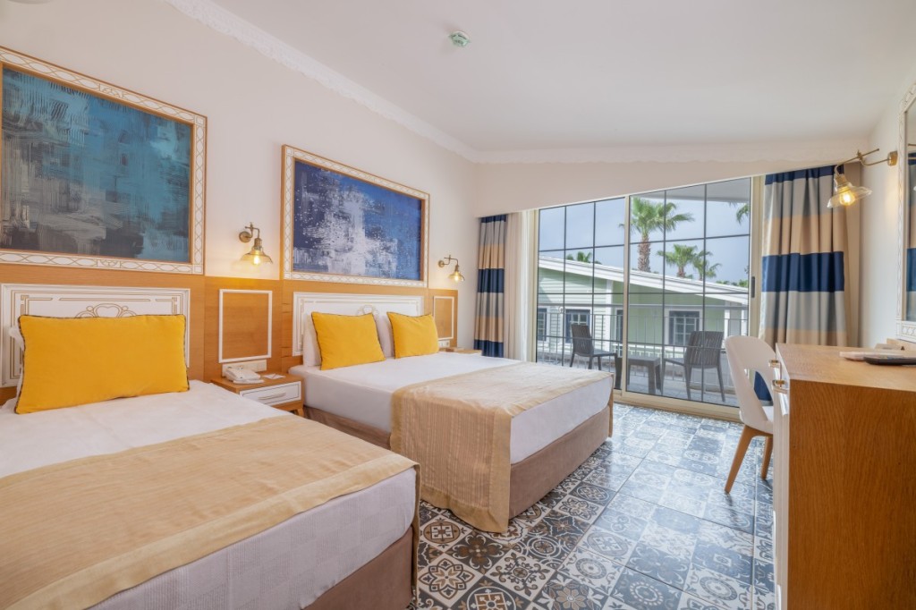 CRYSTAL CLUB WORLD OF COLOURS RESORT & SPA