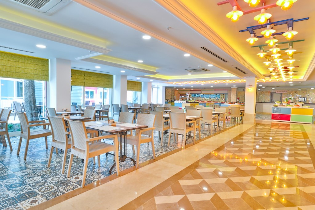 CRYSTAL CLUB WORLD OF COLOURS RESORT & SPA