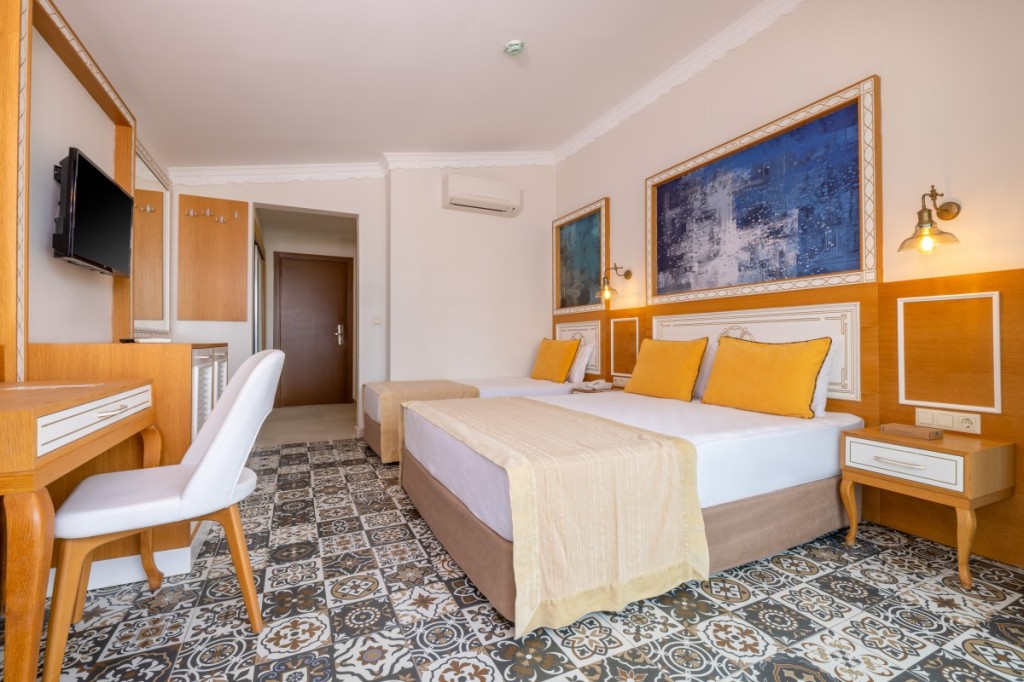 CRYSTAL CLUB WORLD OF COLOURS RESORT & SPA