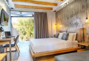 Royal Hotel & Suites