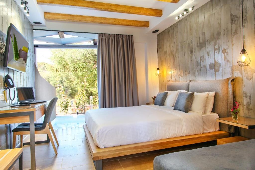 Royal Hotel & Suites