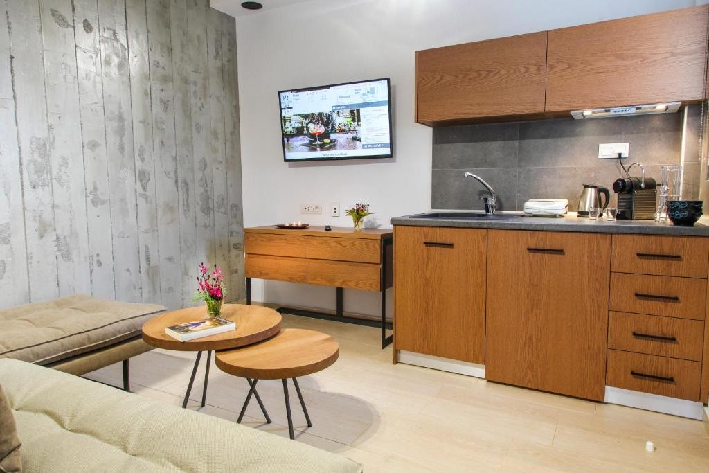 Royal Hotel & Suites