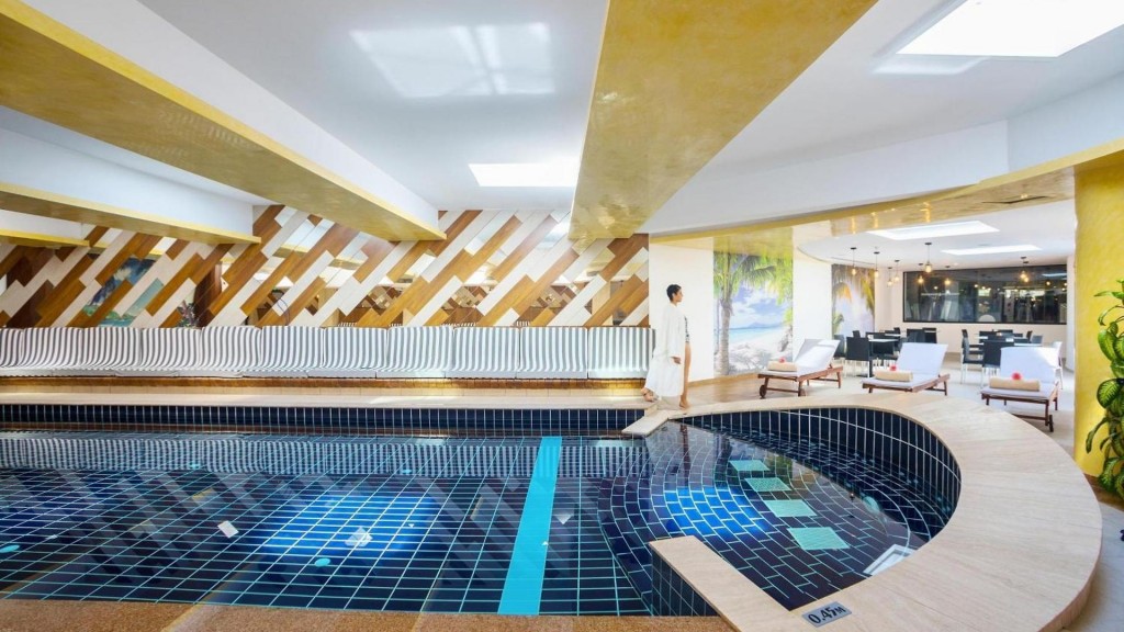 CAVO MARIS BEACH HOTEL