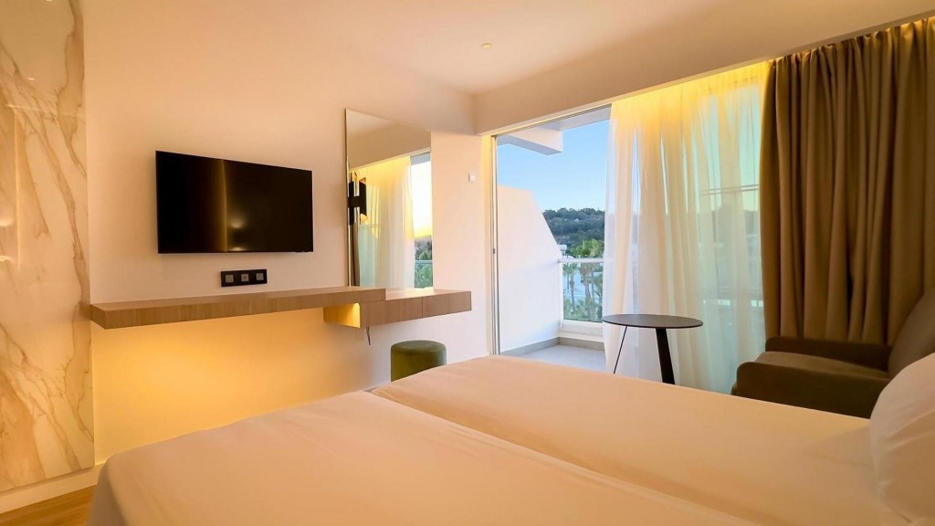 CAVO MARIS BEACH HOTEL