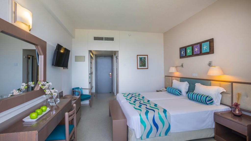 CAVO MARIS BEACH HOTEL