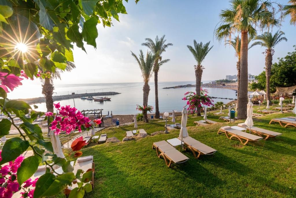 GOLDEN COAST BEACH HOTEL