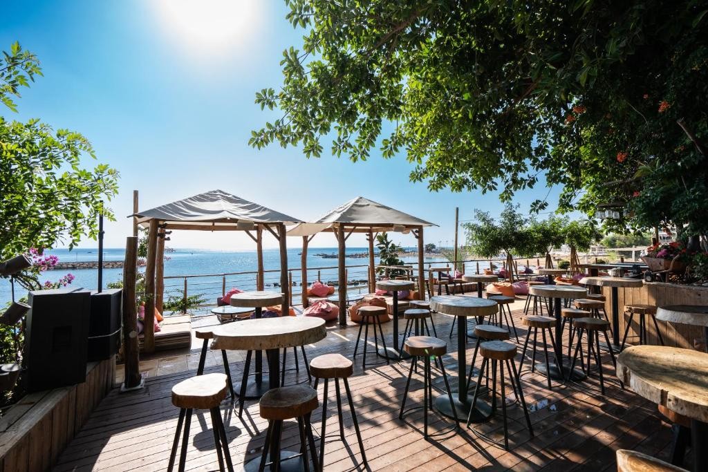 GOLDEN COAST BEACH HOTEL