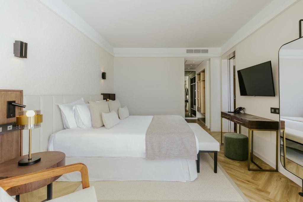 GOLDEN COAST BEACH HOTEL
