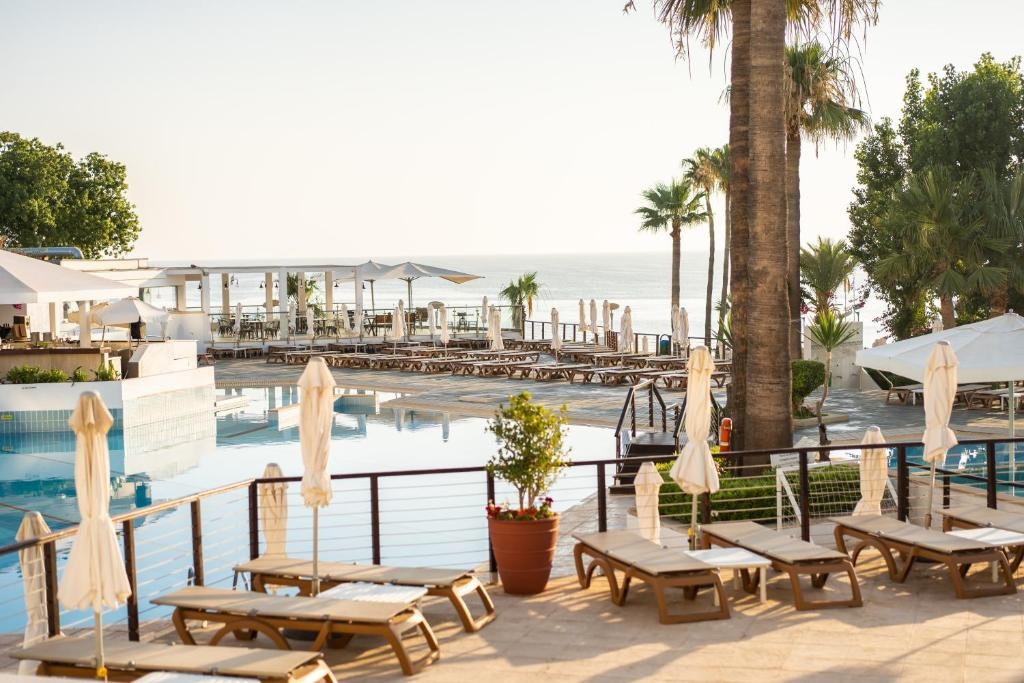 GOLDEN COAST BEACH HOTEL