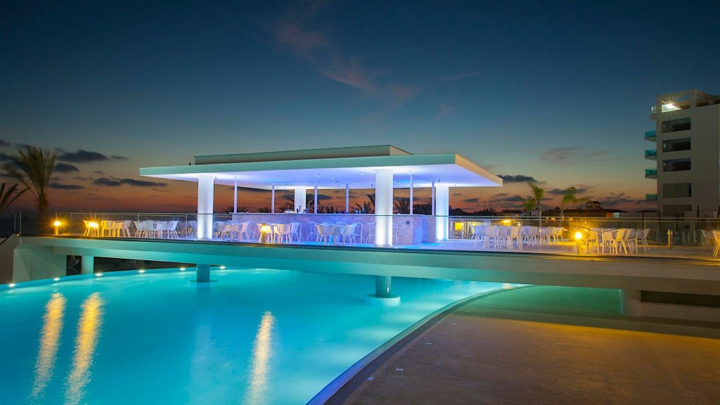 KING EVELTHON BEACH HOTEL