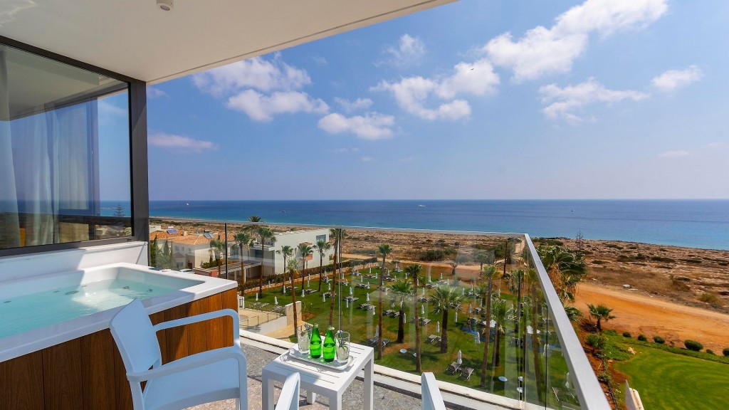 LEONARDO CRYSTAL COVE