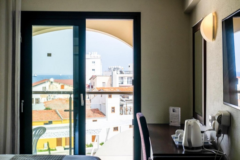 LIVADHIOTIS CITY HOTEL