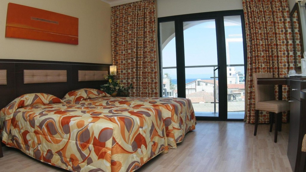 LIVADHIOTIS CITY HOTEL