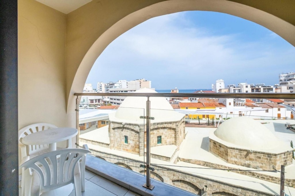 LIVADHIOTIS CITY HOTEL