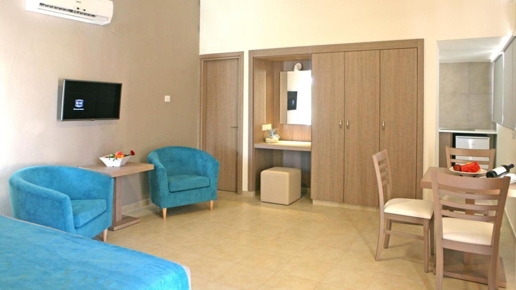 MAKRONISOS HOLIDAY VILLAGE
