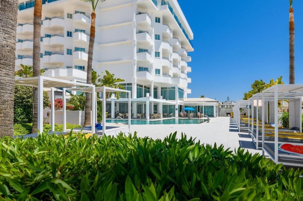 TASIA MARIS SANDS