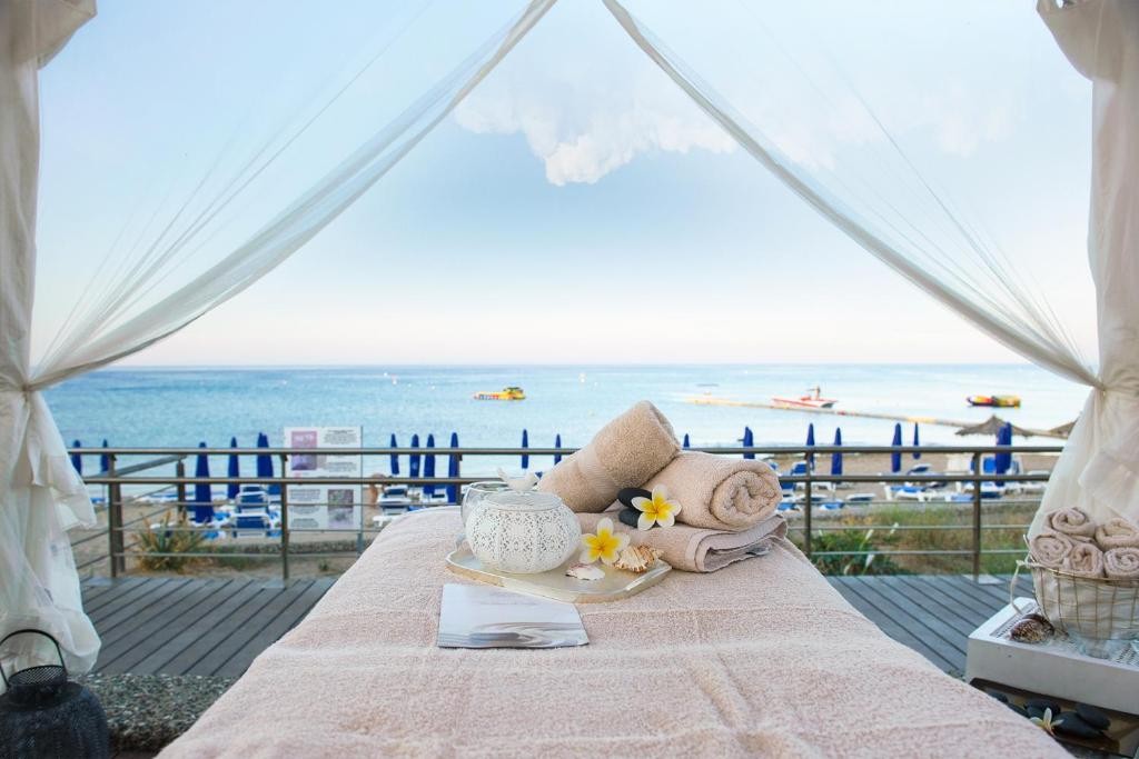 VRISSIANA BEACH HOTEL