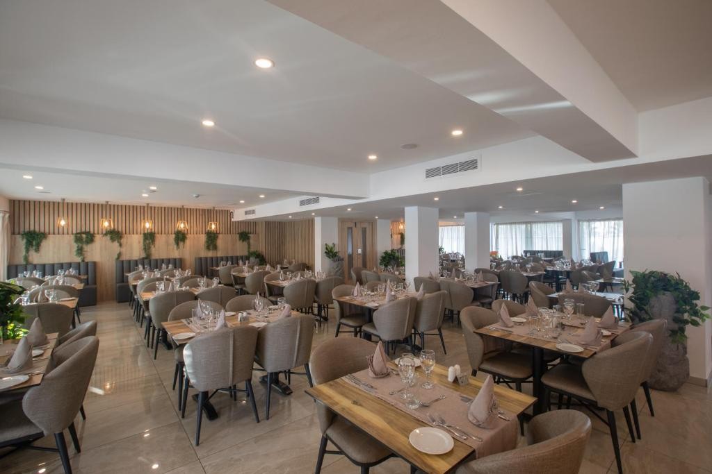 BOHEMIAN GARDENS HOTEL
