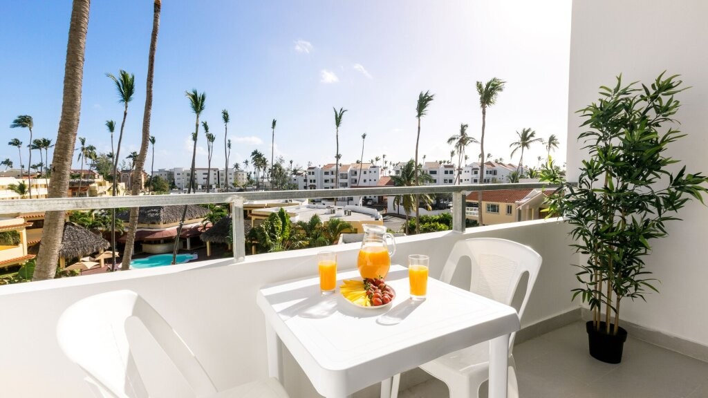 Ducassi Suites Rooftop Pool Beach Club & Spa