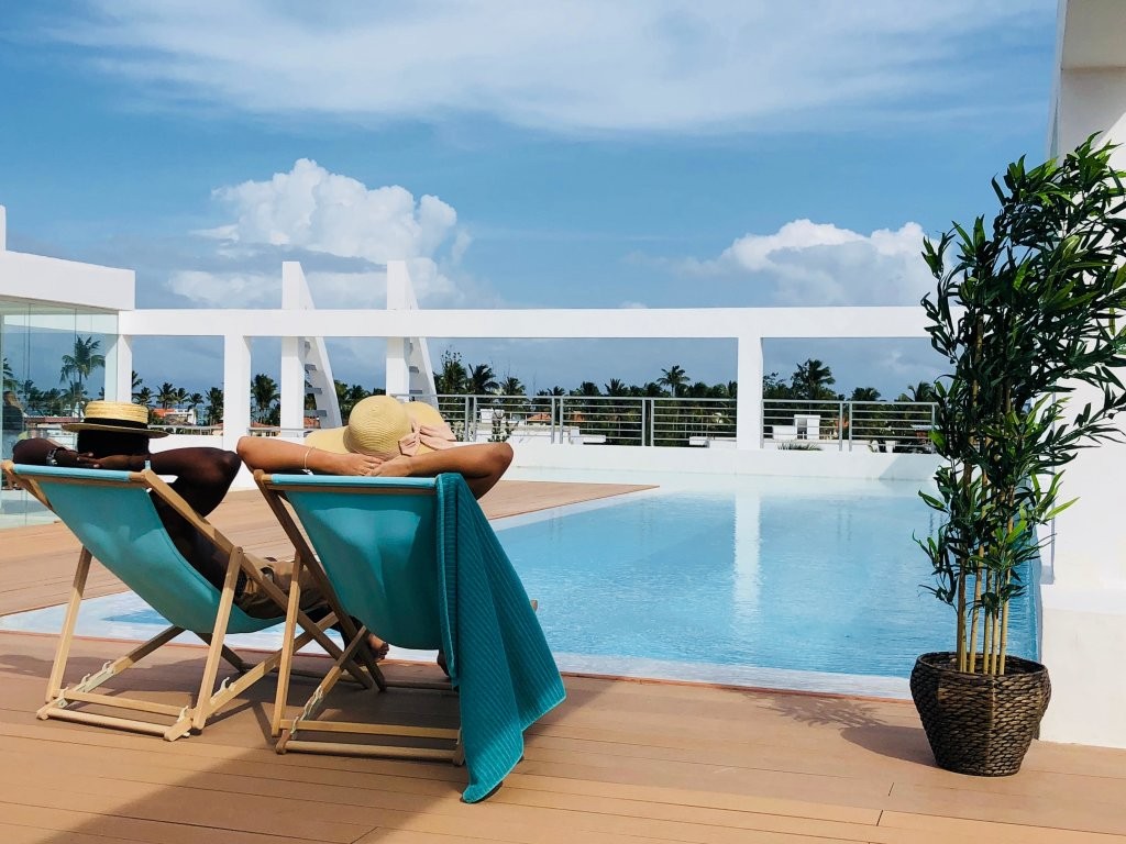 Ducassi Suites Rooftop Pool Beach Club & Spa
