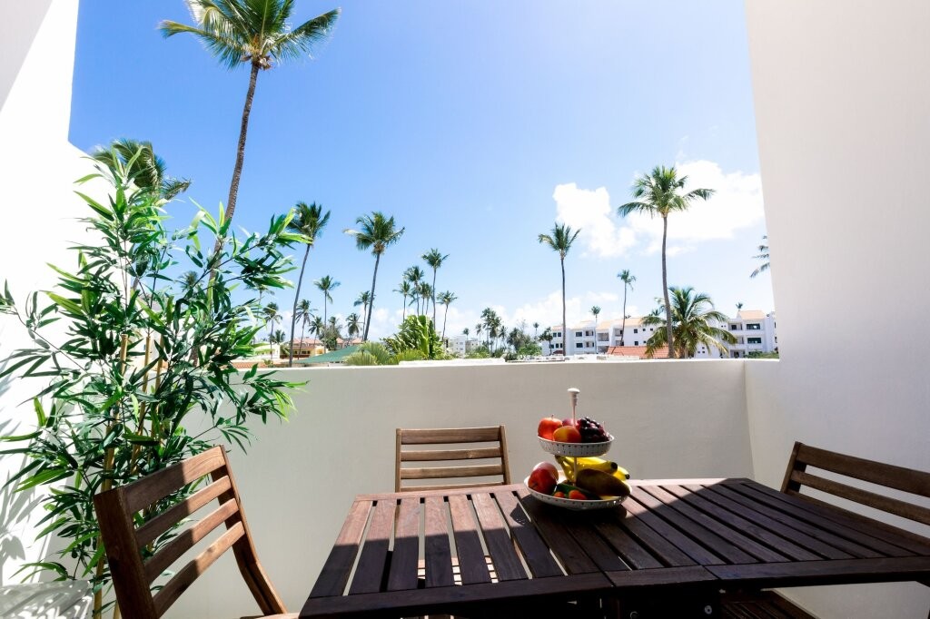 Ducassi Suites Rooftop Pool Beach Club & Spa