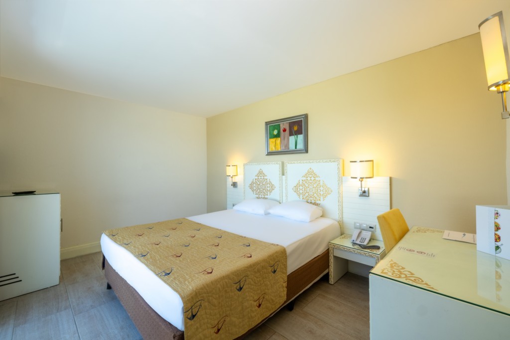CRYSTAL ADMIRAL RESORT
