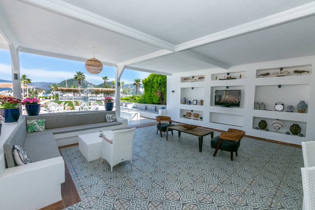 CASA BLANCA BEACH HOTEL