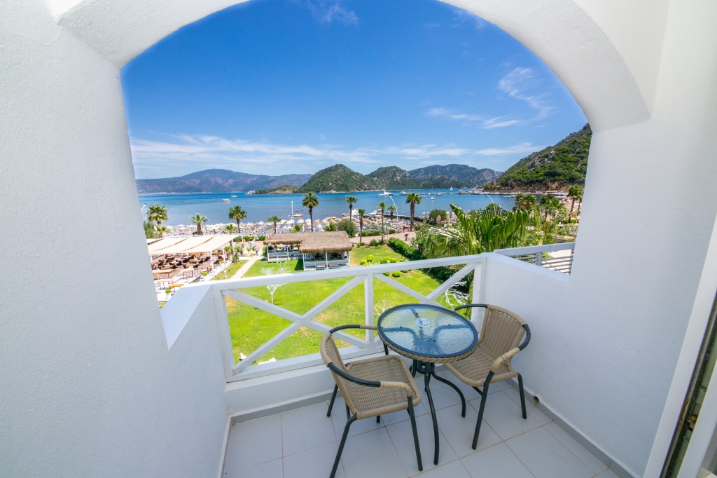 CASA BLANCA BEACH HOTEL