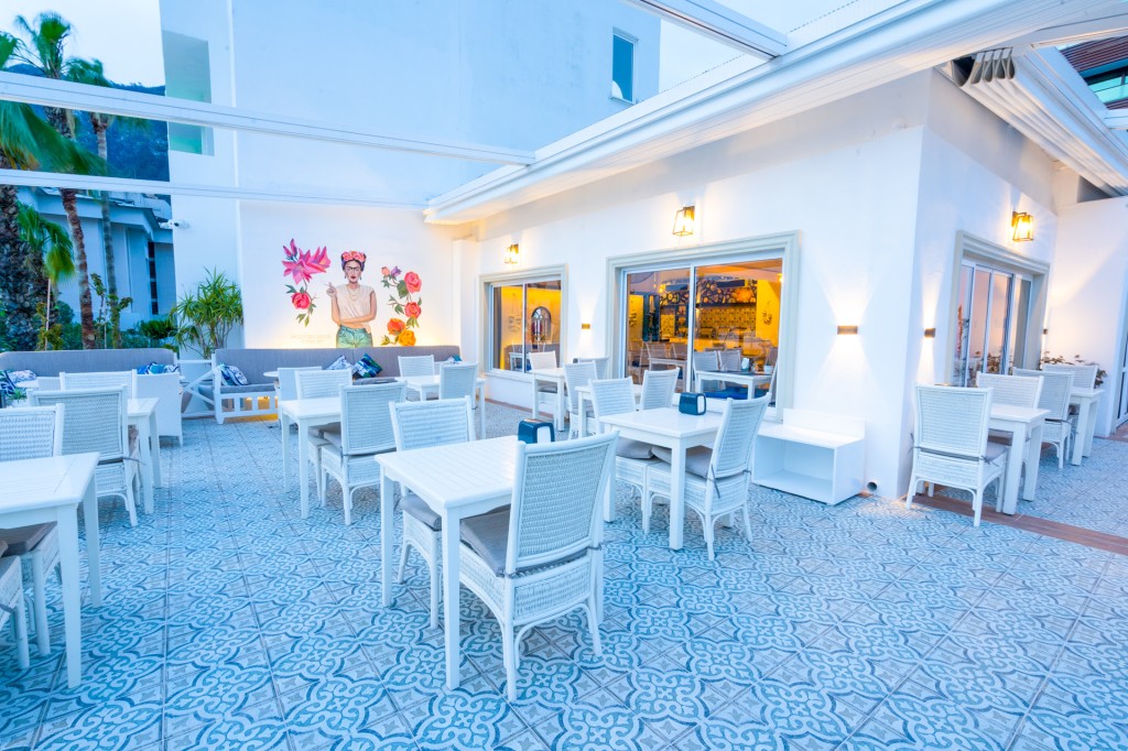 CASA BLANCA BEACH HOTEL