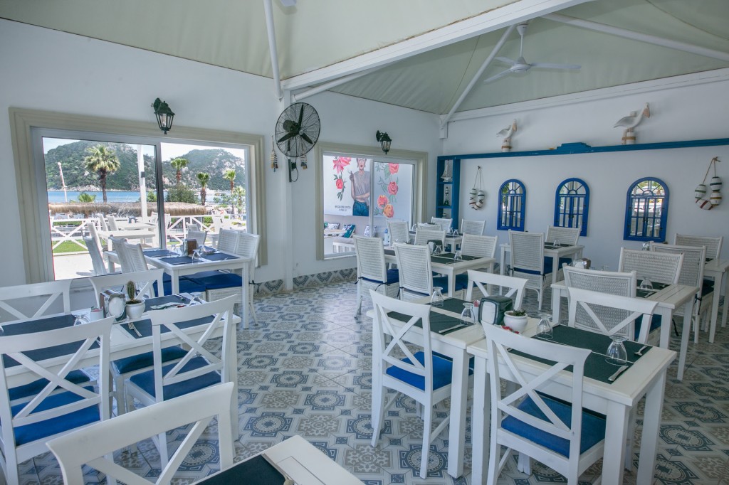 CASA BLANCA BEACH HOTEL