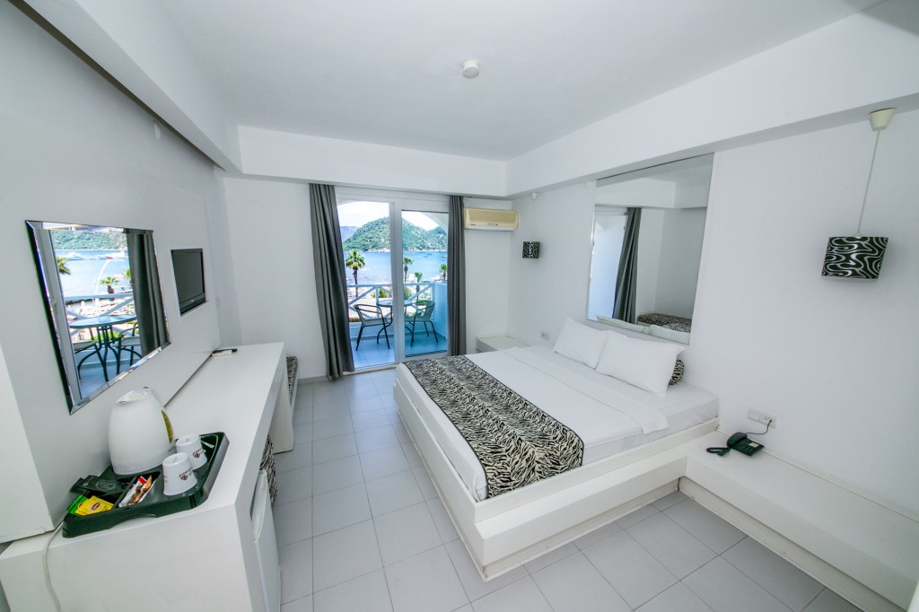 CASA BLANCA BEACH HOTEL