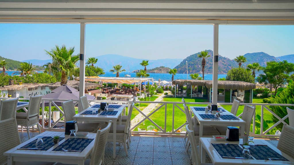 CASA BLANCA BEACH HOTEL