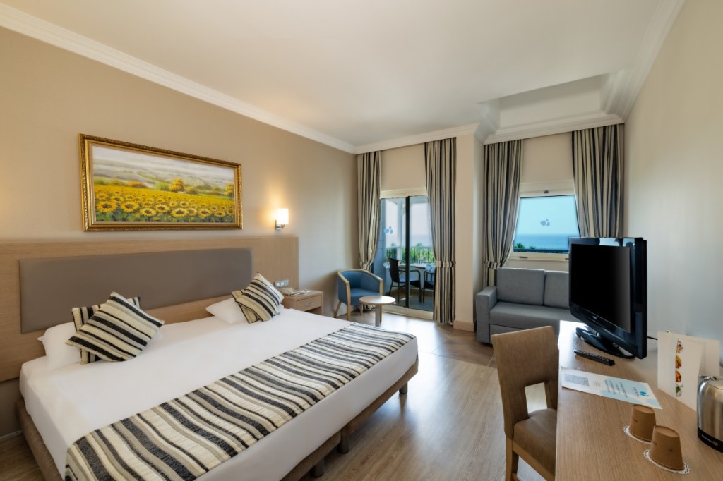 CRYSTAL TAT BEACH GOLF RESORT & SPA