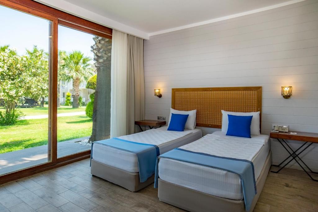 RISUS BEACH RESORT HOTEL