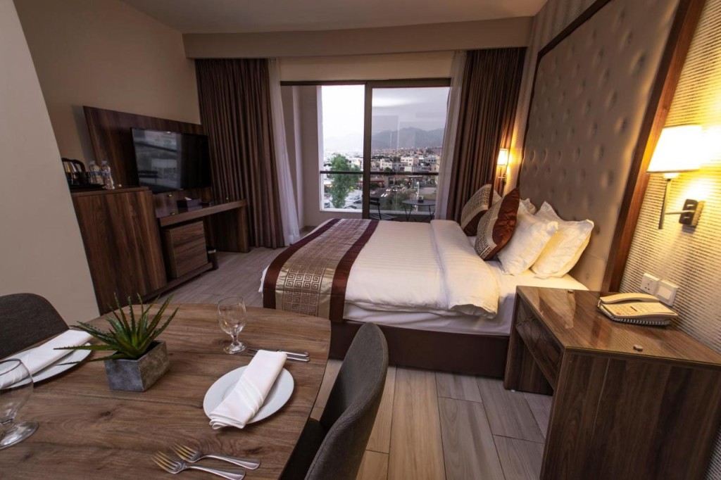 La Costa City Hotel