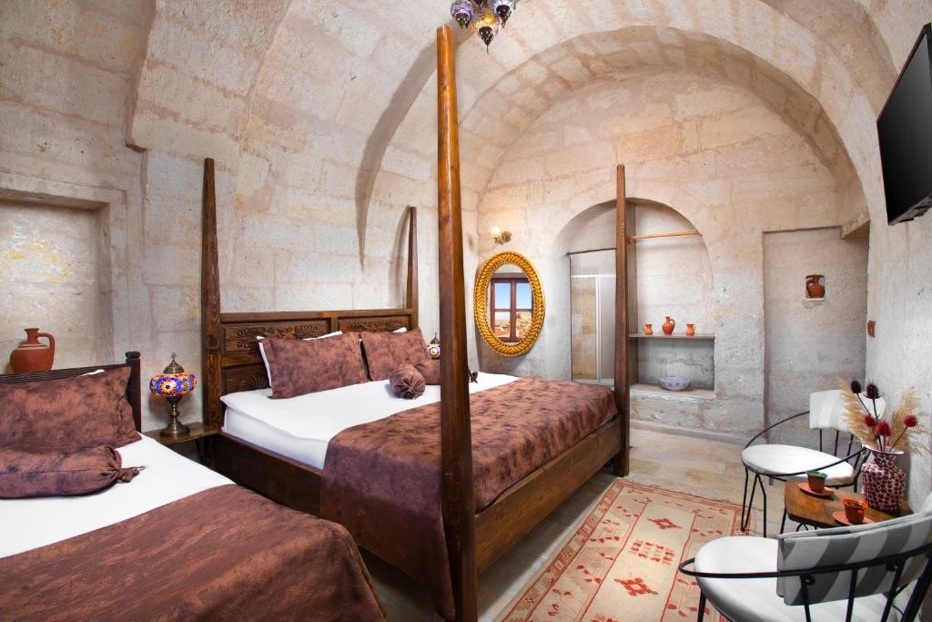 ROMANTIC CAVE