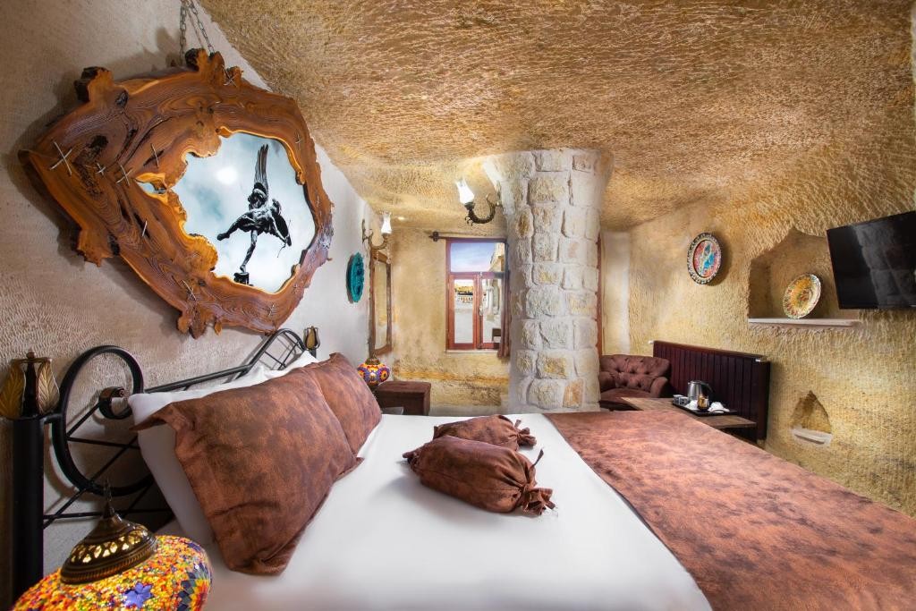 ROMANTIC CAVE