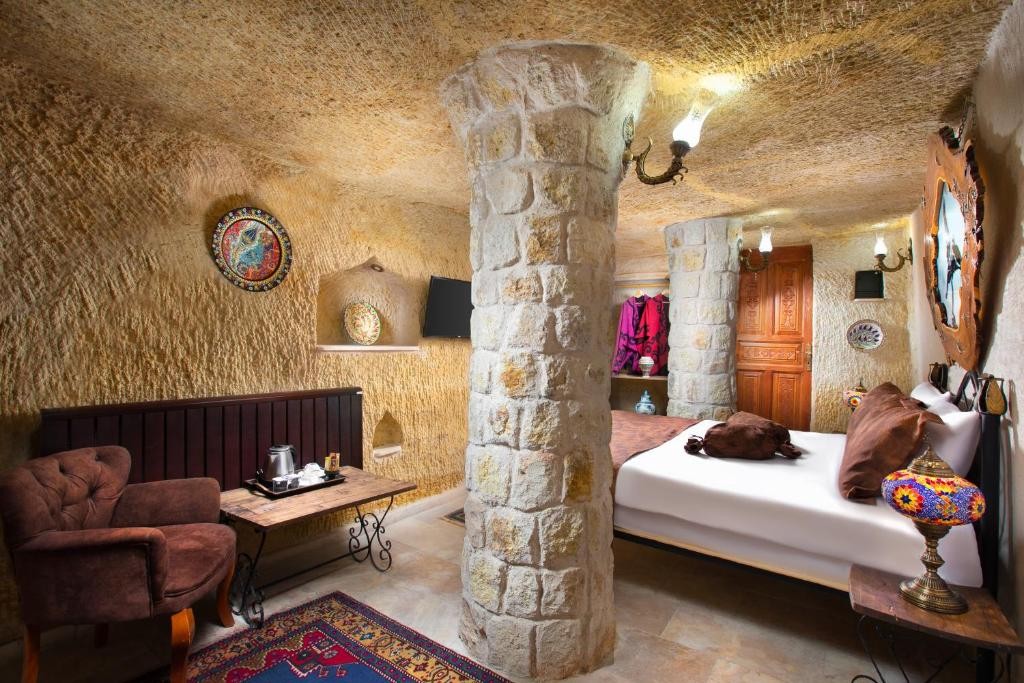 ROMANTIC CAVE