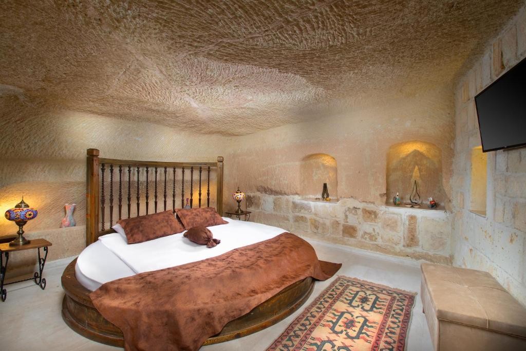 ROMANTIC CAVE