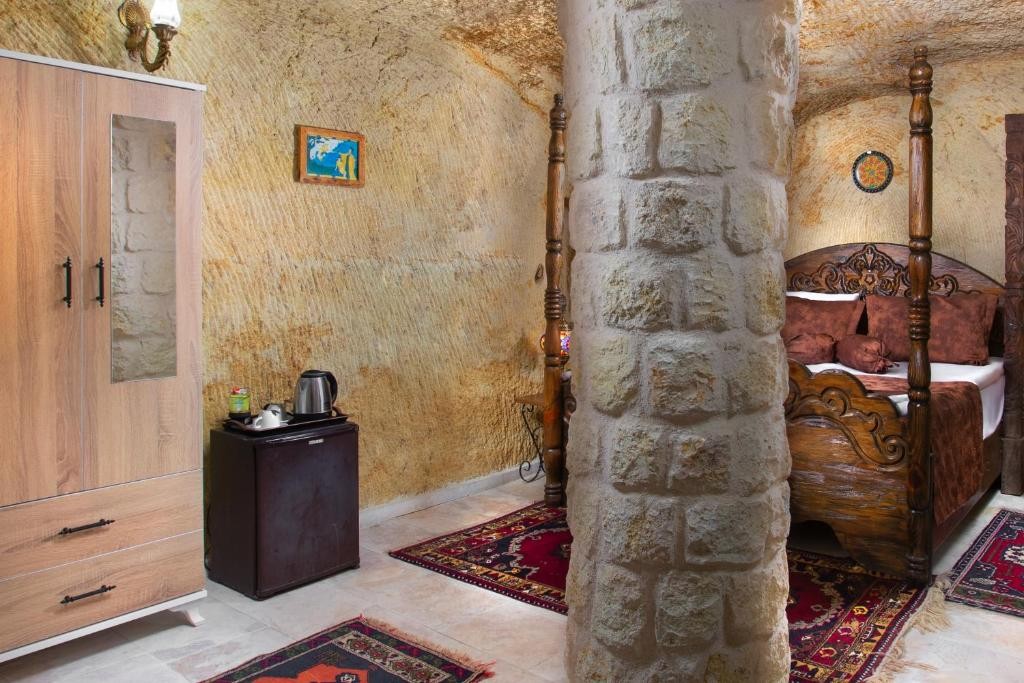 ROMANTIC CAVE