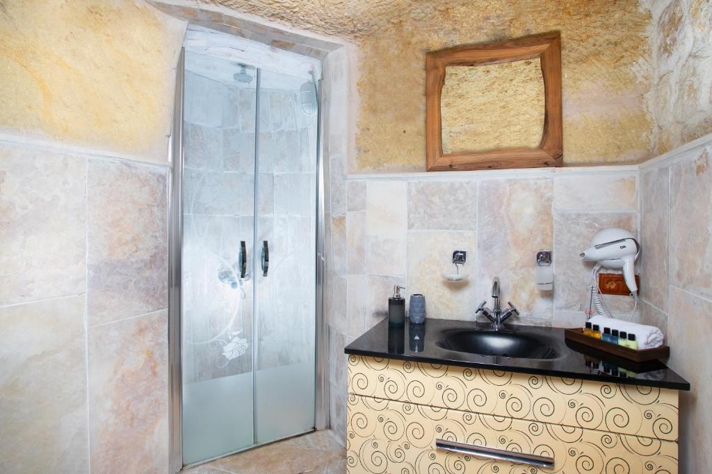 ROMANTIC CAVE