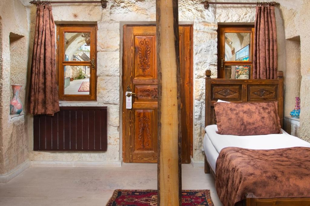ROMANTIC CAVE