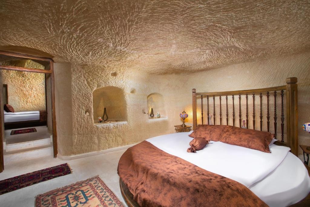 ROMANTIC CAVE
