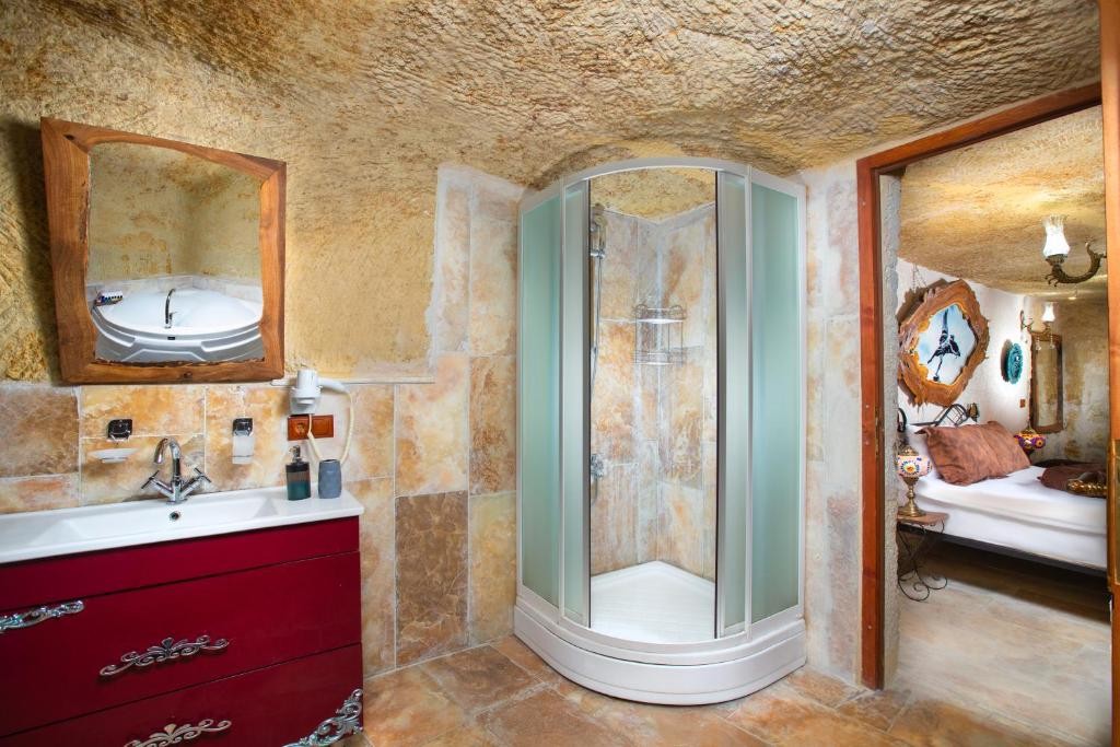 ROMANTIC CAVE