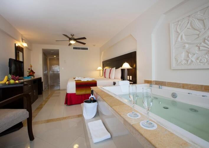 CROWN PARADISE CLUB CANCUN