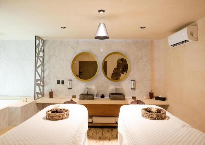 THE REEF PLAYACAR BEACH RESORT & SPA