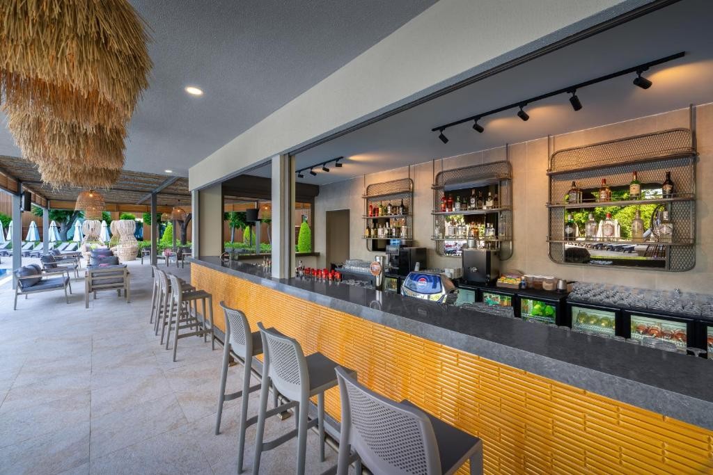 DELPHIN PALACE HOTEL