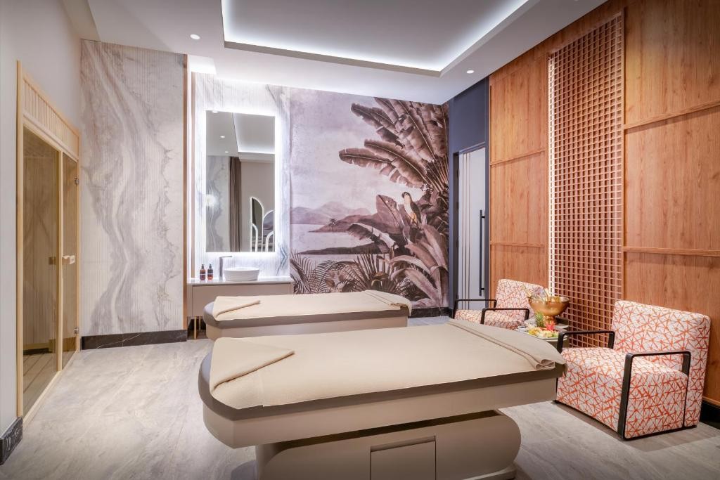 DELPHIN PALACE HOTEL